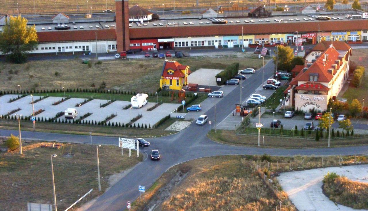 Hotel Rozsa Csarda Bungalow & Caravan Park Hegyeshalom Exterior photo