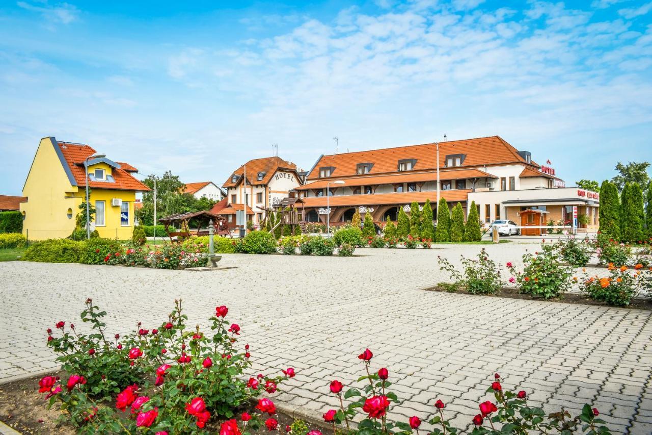 Hotel Rozsa Csarda Bungalow & Caravan Park Hegyeshalom Exterior photo